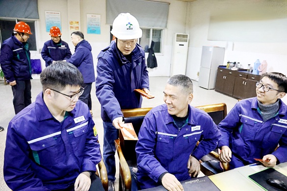 集團(tuán)領(lǐng)導(dǎo)除夕夜深入一線看望慰問員工