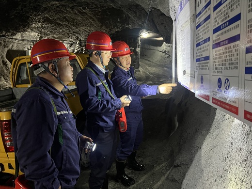 吳亞深入東達(dá)礦業(yè)井下一線調(diào)研指導(dǎo)工作