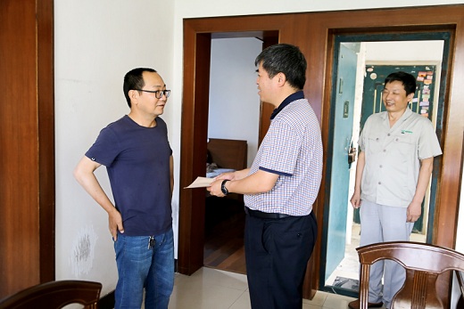 送上黨的關懷  致以節日問候  陳嘉生袁菊興等“七一”慰問生活困難黨員